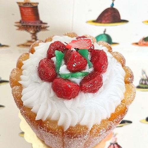 strawberry charlotte cake candle 