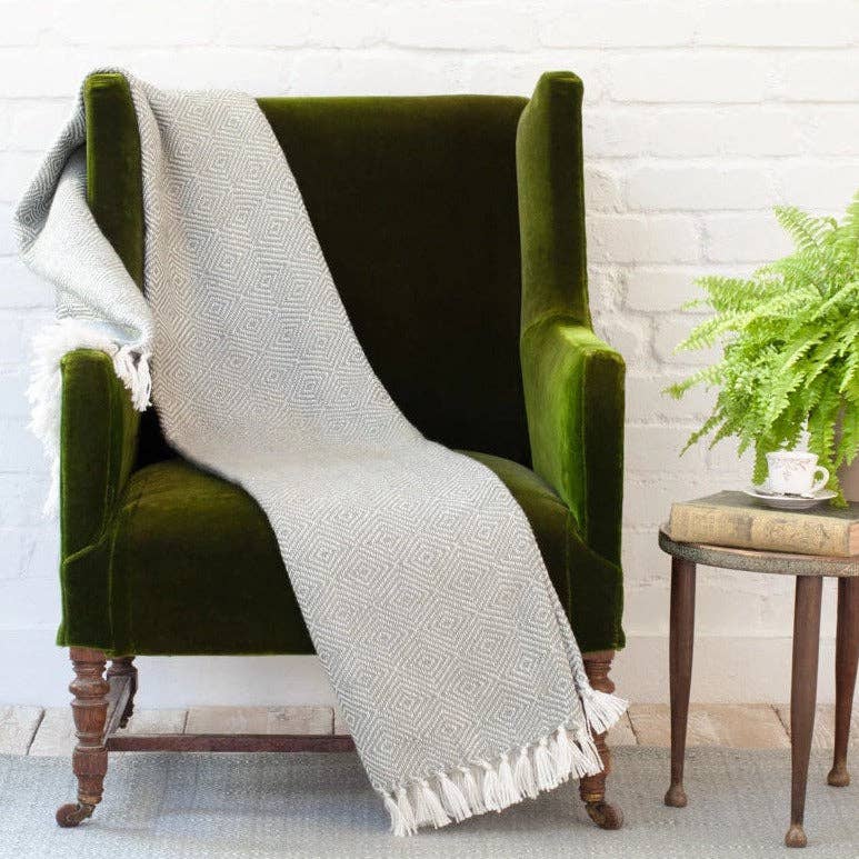 Diamond Dove Grey Blanket: 250cm x 130cm