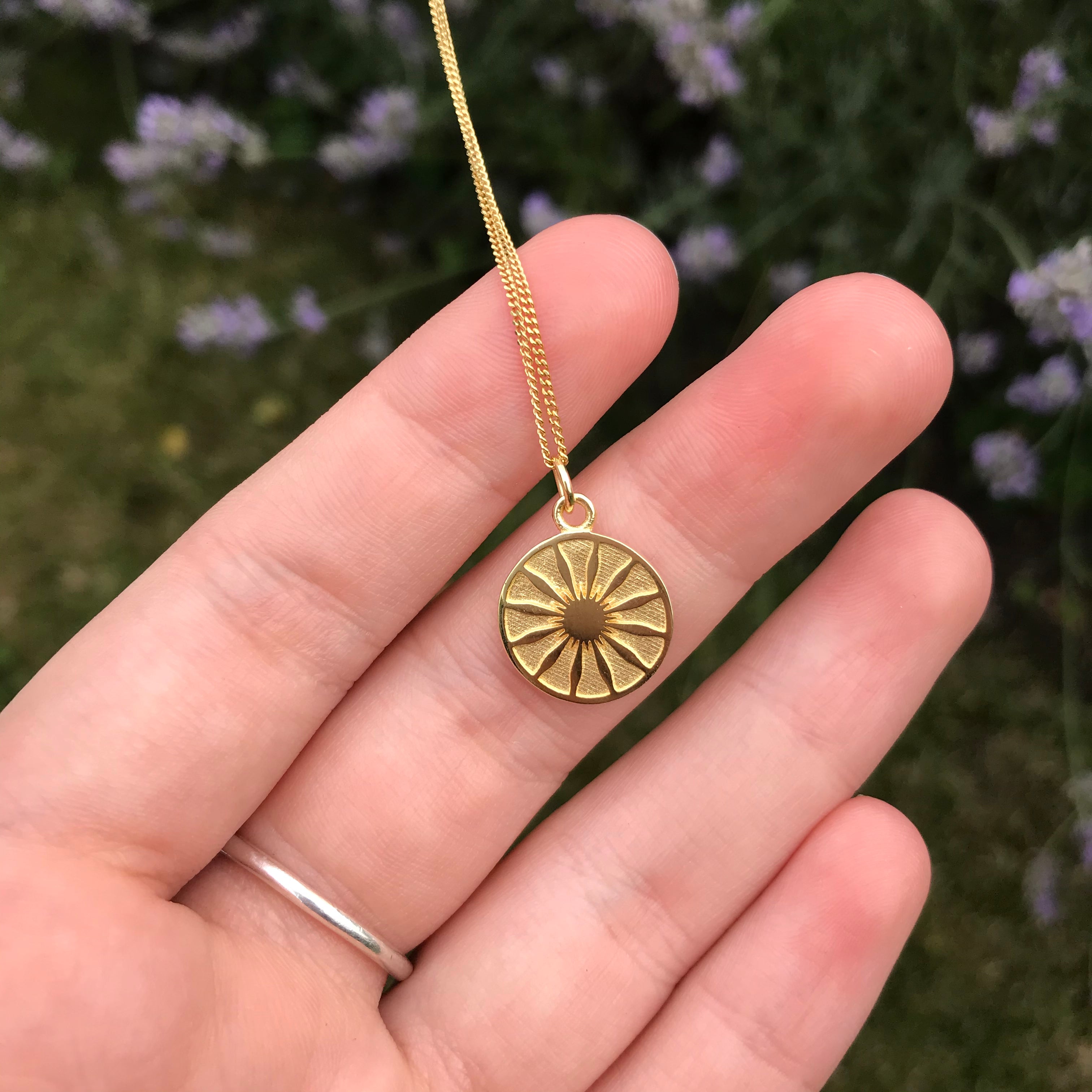 Marguerite daisy necklace in gold vermeil on hand 